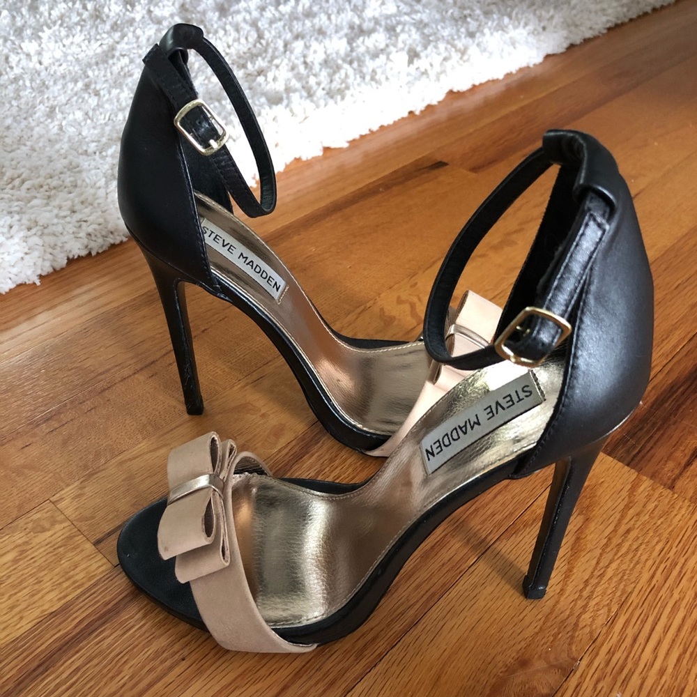 Black ankle strap with nude bow detail